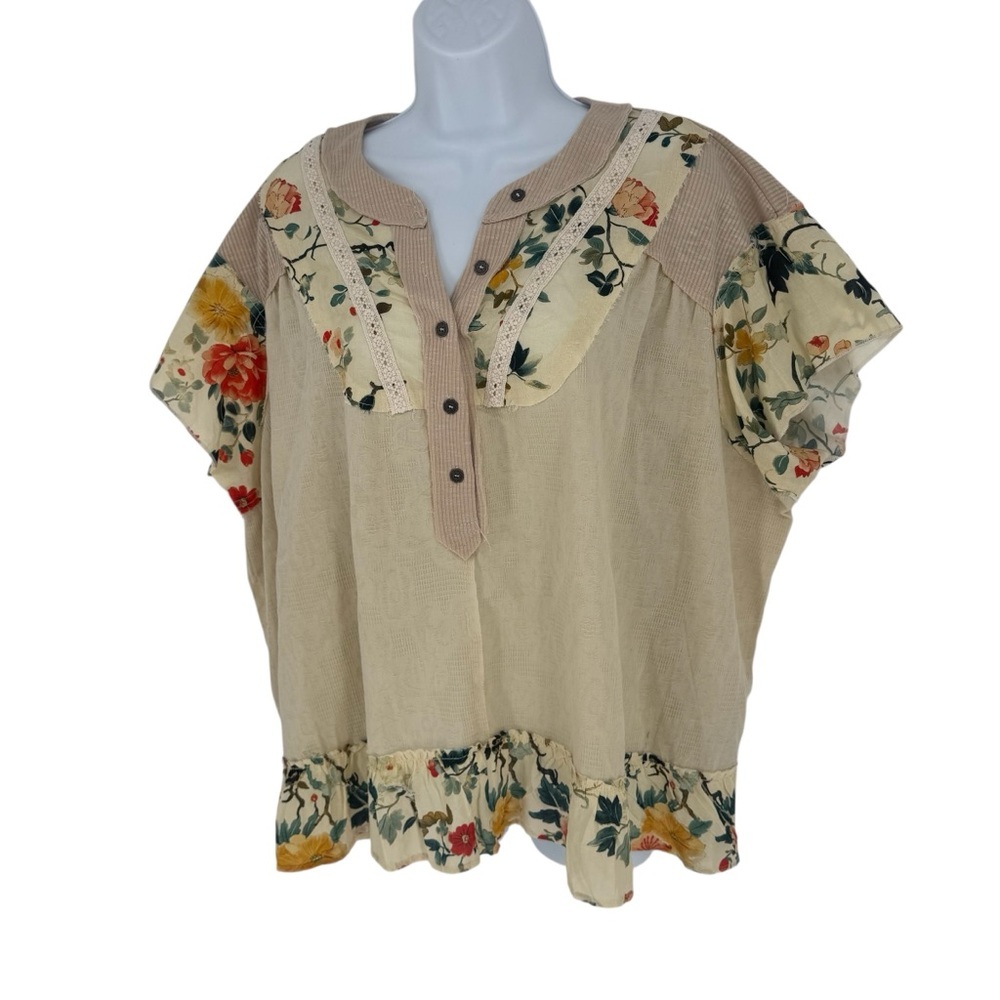 NWT POL Boho Cotton Beige Cream Floral Button-Up V-Neck Ruffle Hem Blouse Medium